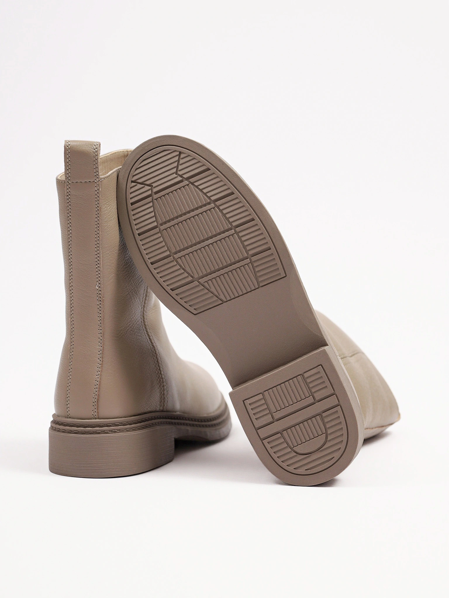 Ботинки серого цвета на среднем широком каблуке